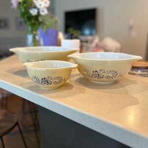 Pyrex Vintage Homestead Collection Mixing Bowl Set with Blue Floral Design